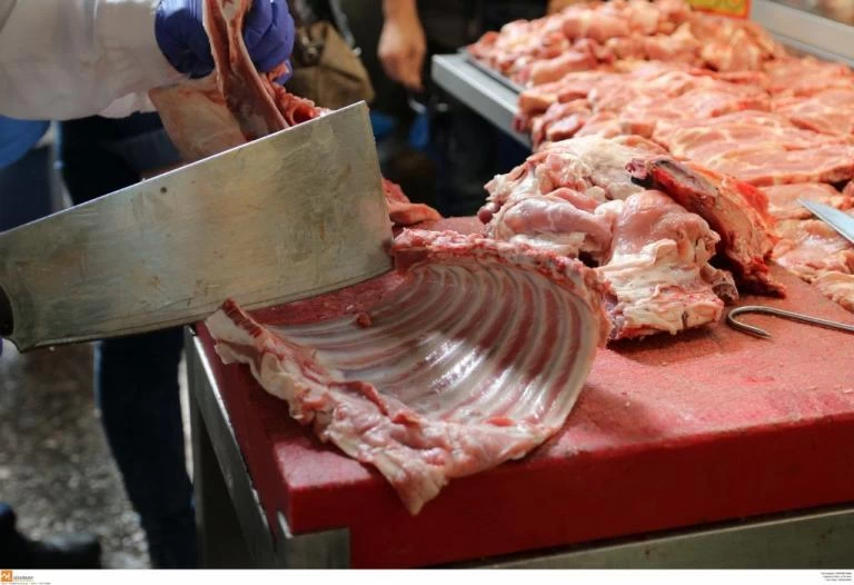 Ελεγκτές τροφίμων στον Πειραιά κατάσχεσαν τεράστια ποσότητα ακατάλληλων κρεάτων ύστερα από αιφνίδιο έλεγχο